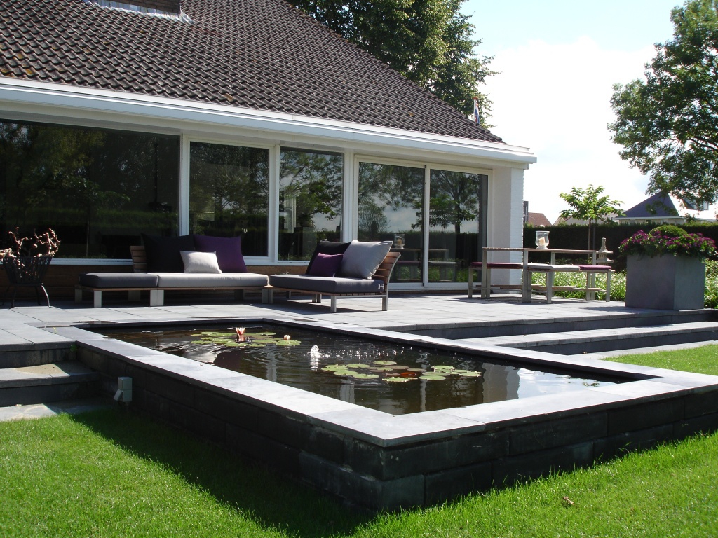 Stijlvolle tuin met vijver Willemstad Stijlvolle tuin met vijver Willemstad