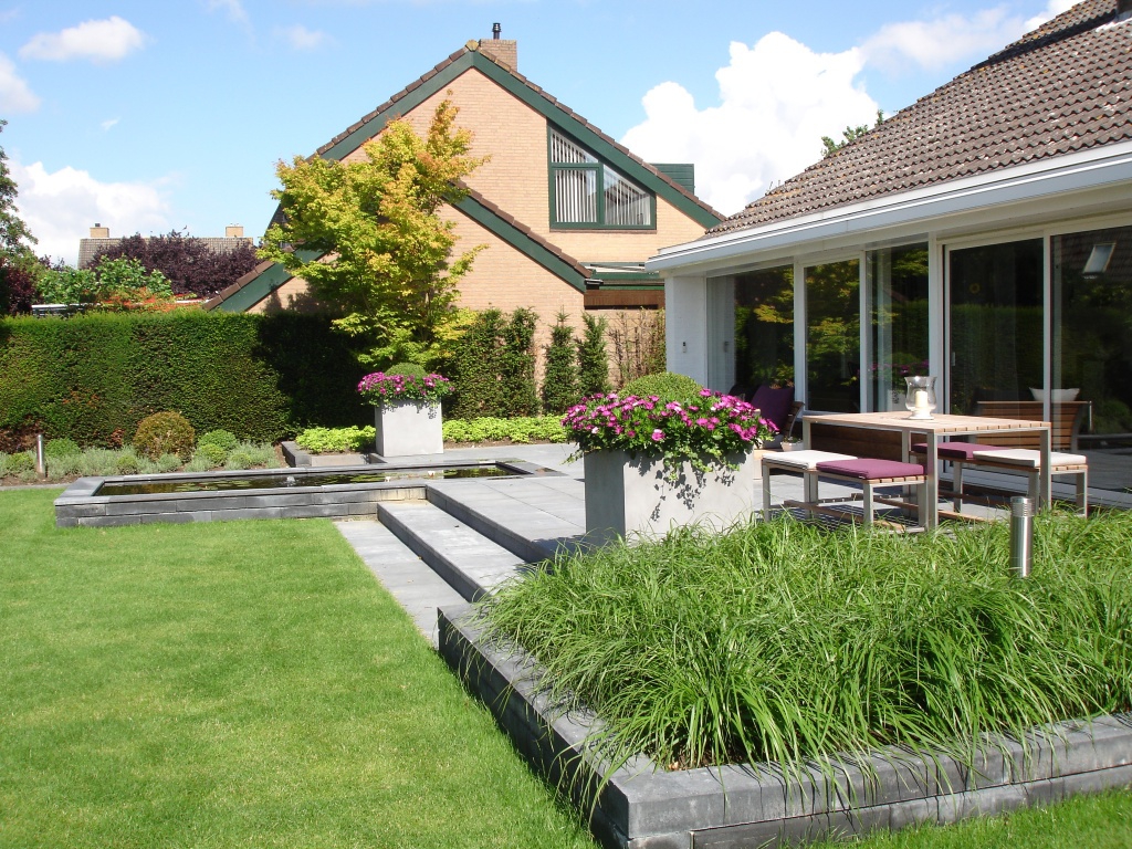 Stijlvolle tuin met vijver Willemstad Stijlvolle tuin met vijver Willemstad