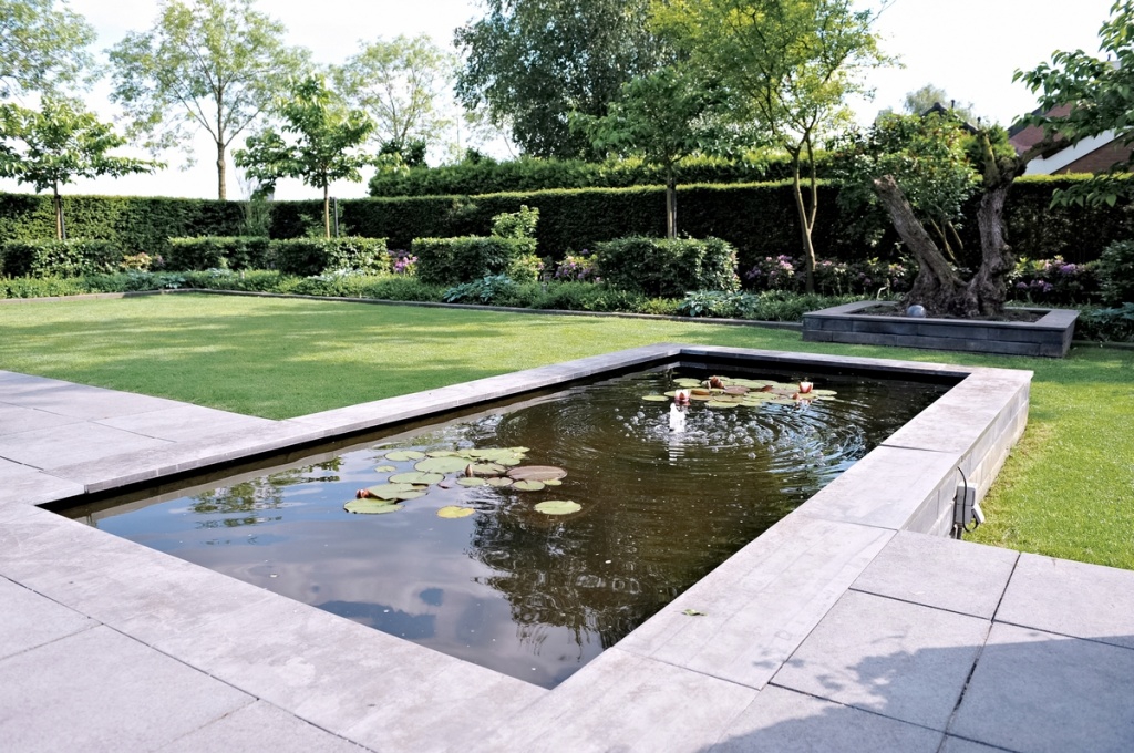 Stijlvolle-tuin-met-vijver-Willemstad